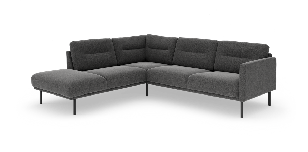 Mørkegrå hjørnesofa med venstrevendt chaiselong og slanke sorte ben i moderne, minimalistisk design.