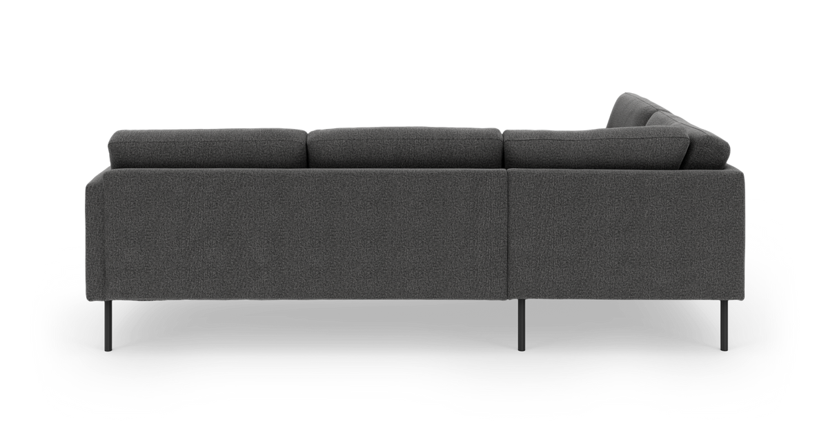 Mørkegrå tresæders sofa set bagfra, fritlagt mod hvid baggrund i studielys.