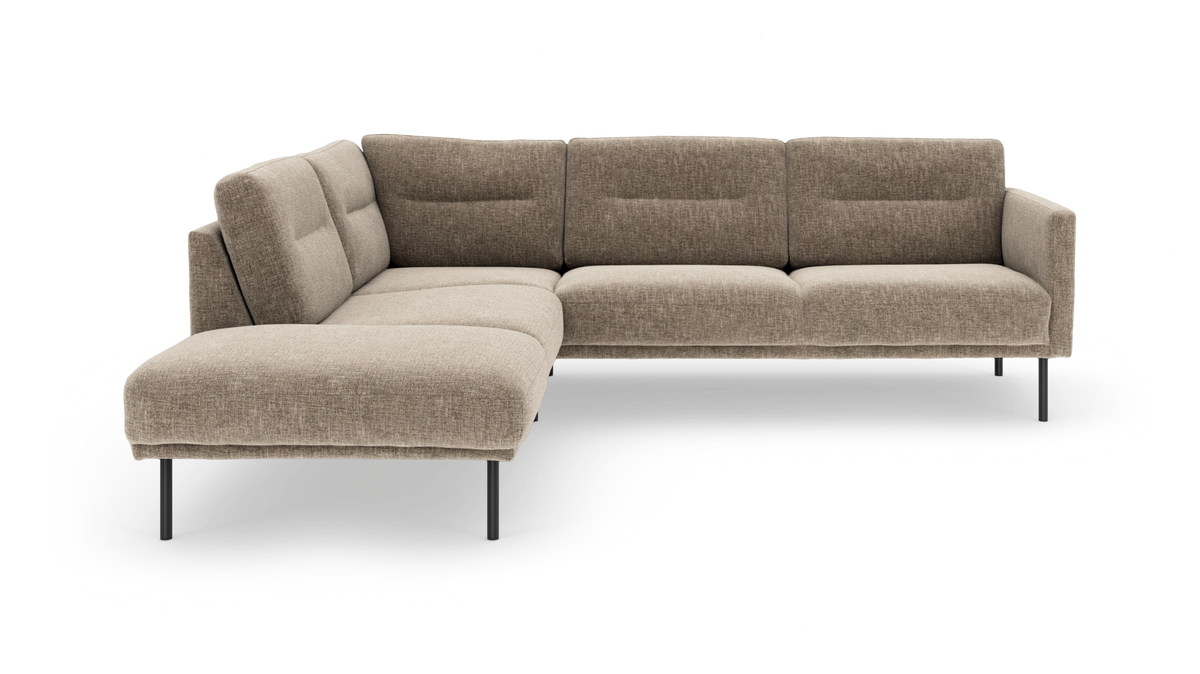 Beige L‑formet modulsofa på slanke sorte ben, frilagt på hvid baggrund.