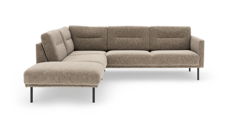 Beige L‑formet modulsofa på slanke sorte ben, frilagt på hvid baggrund.