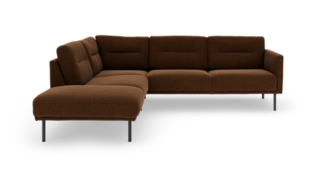 Brun L-formet modulsofa i stof med venstrevendt chaiselong og slanke metalben, frilagt på hvid baggrund.