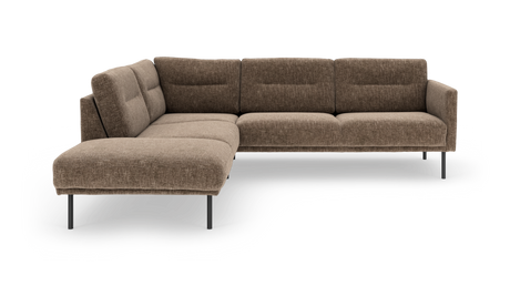Brun L‑formet modulsofa med slanke sorte metalben, set forfra i let vinkel, fritlagt på hvid baggrund.
