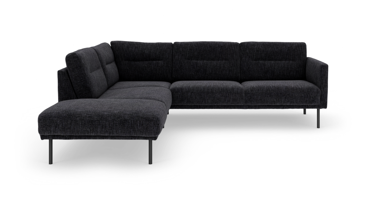 Mørkegrå L‑sofa i stof med slanke metalben, frilagt på hvid baggrund.
