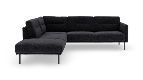 Mørkegrå L‑sofa i stof med slanke metalben, frilagt på hvid baggrund.