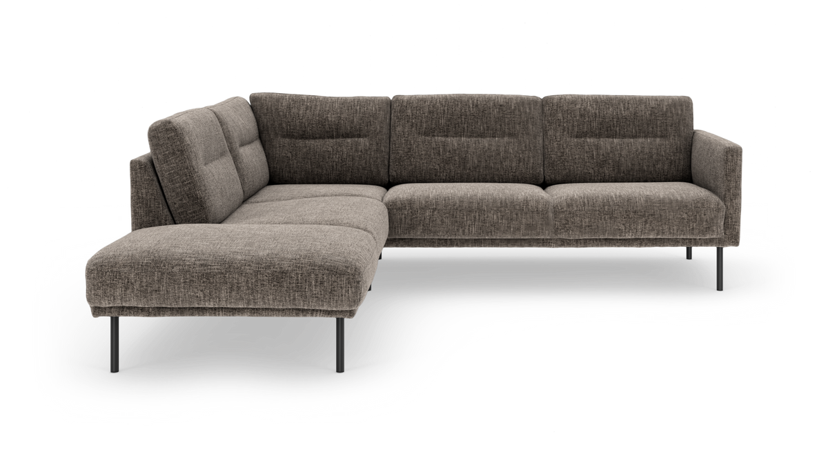 L‑formet hjørnesofa i gråbrunt stof med slanke metalben og bløde puder, moderne stil, fotograferet i studie.