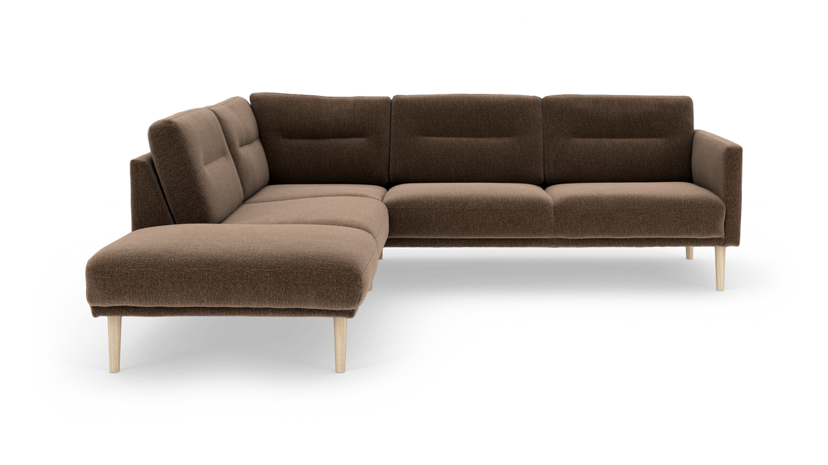 Brun L‑formet modulsofa med chaiselong til venstre og lyse træben, frilagt på hvid baggrund.