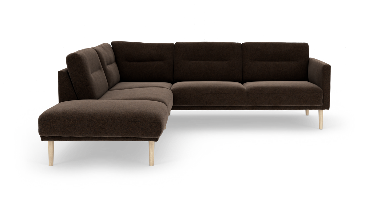 Mørkebrun modulær hjørnesofa med chaiselong og lyse træben.