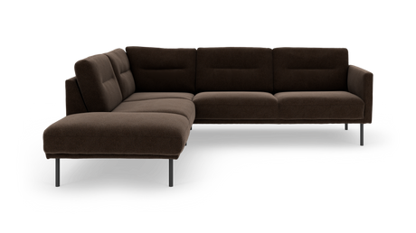 Mørkebrun L‑sofa med metalben i moderne stil, fritlagt på hvid baggrund.