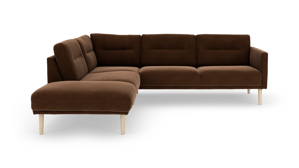 Brun L‑formet modulsofa i stof med chaiselong og lyse træben, frilagt på hvid baggrund.