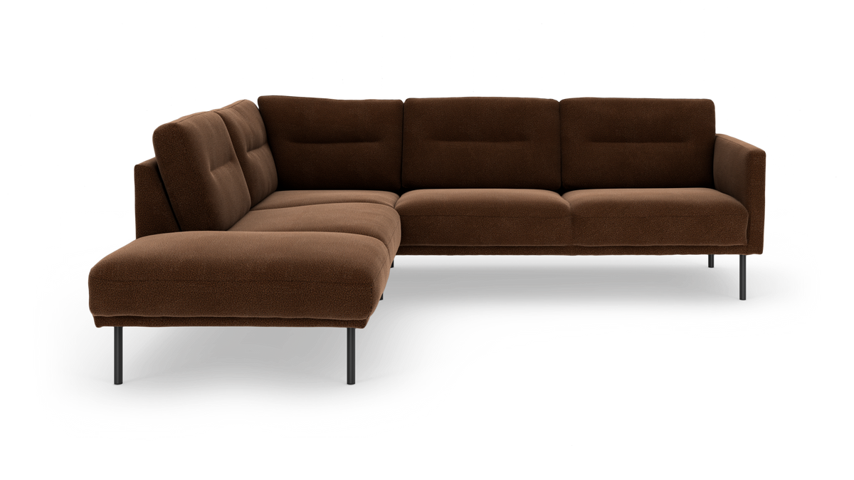 Brun L‑formet modulsofa med polstrede puder og slanke metalben, fritlagt mod hvid baggrund.