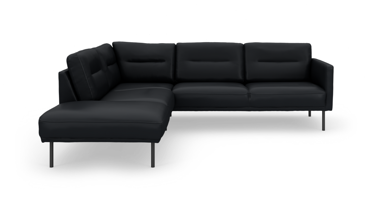 Sort L-formet modulsofa i læder med slanke metalben, frilagt på hvid baggrund.