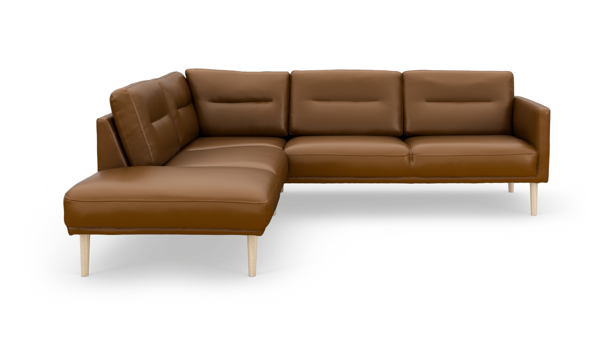 Hjørnesofa i brun læder med venstrevendt chaiselong og lyse træben, frilagt på hvid baggrund.