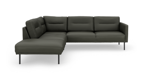 Mørke olivengrøn L‑sofa med venstrevendt chaiselong og slanke metalben, frilagt mod hvid baggrund.