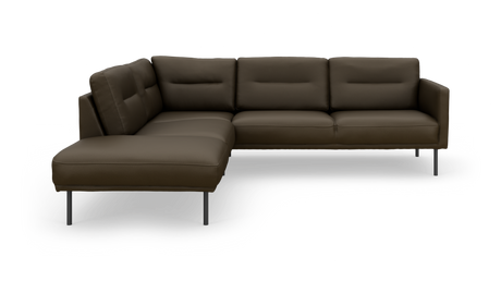 Brun L‑formet modulsofa med venstre chaiselong og slanke metalben, frilagt på hvid baggrund.