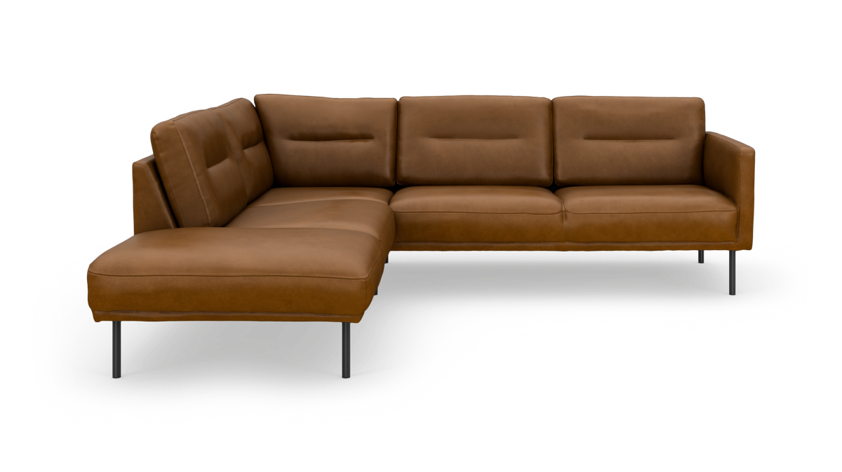 Brun L‑formet hjørnesofa i læder med venstrevendt chaiselong, slanke metalben og bløde hynder, frilagt på hvid baggrund.