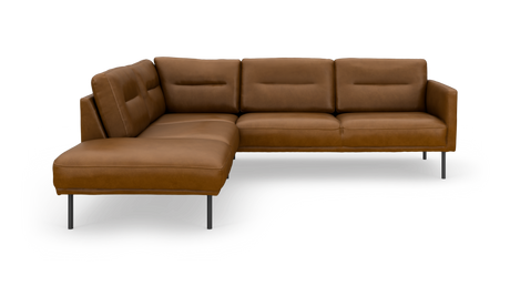 Brun L‑formet hjørnesofa i læder med venstrevendt chaiselong, slanke metalben og bløde hynder, frilagt på hvid baggrund.
