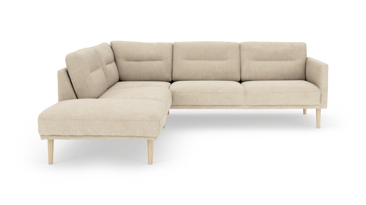 Beige L‑sofa med venstrevendt chaiselong, træben og bløde ryghynder.