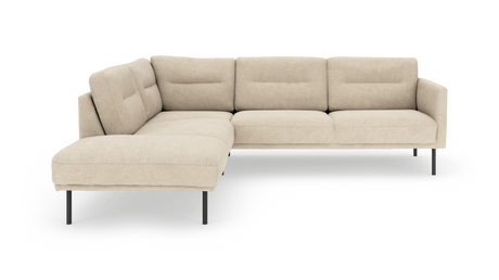 Beige L-formet hjørnesofa med chaiselong til venstre og slanke sorte ben i moderne design.