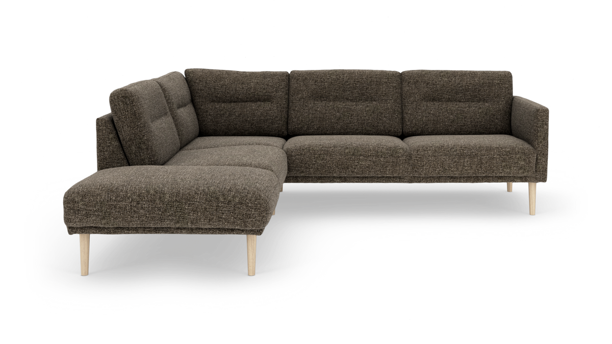 Brun L‑sofa i stof med chaiselong til venstre og lyse træben, moderne skandinavisk design.
