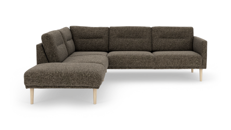 Brun L‑sofa i stof med chaiselong til venstre og lyse træben, moderne skandinavisk design.