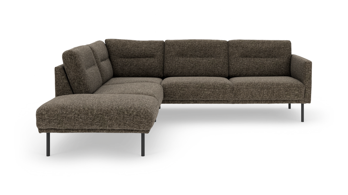 Brungrå modulsofa i hjørneudgave med chaiselong til venstre og slanke metalben, frilagt på hvid baggrund.
