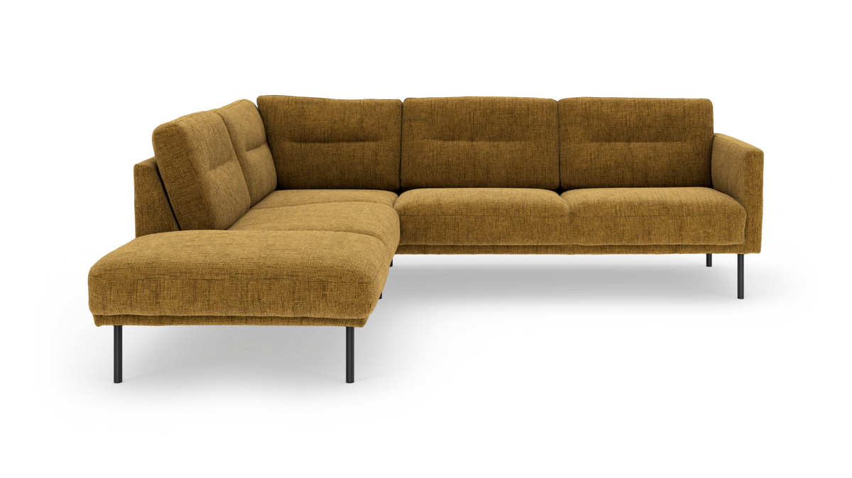 Sennepsgul L-sofa med chaiselong og slanke metalben i moderne stil.