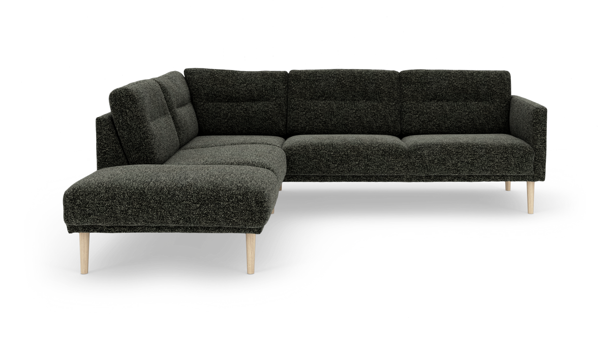 Mørkegrå hjørnesofa med venstrevendt chaiselong og lyse træben, fotograferet i studie mod hvid baggrund.
