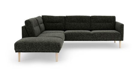 Mørkegrå hjørnesofa med venstrevendt chaiselong og lyse træben, fotograferet i studie mod hvid baggrund.