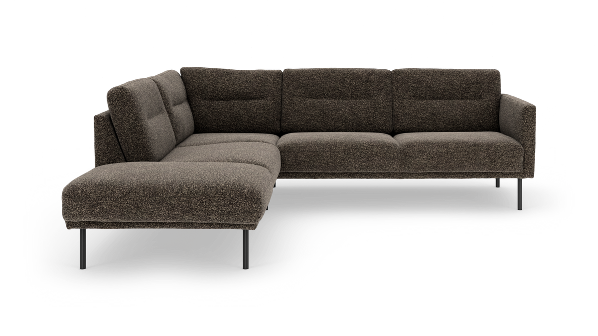 Brun L-formet modulsofa i tekstil med metalben, frilagt på hvid baggrund.