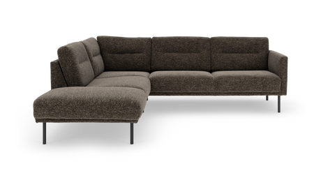 Brun L-formet modulsofa i tekstil med metalben, frilagt på hvid baggrund.