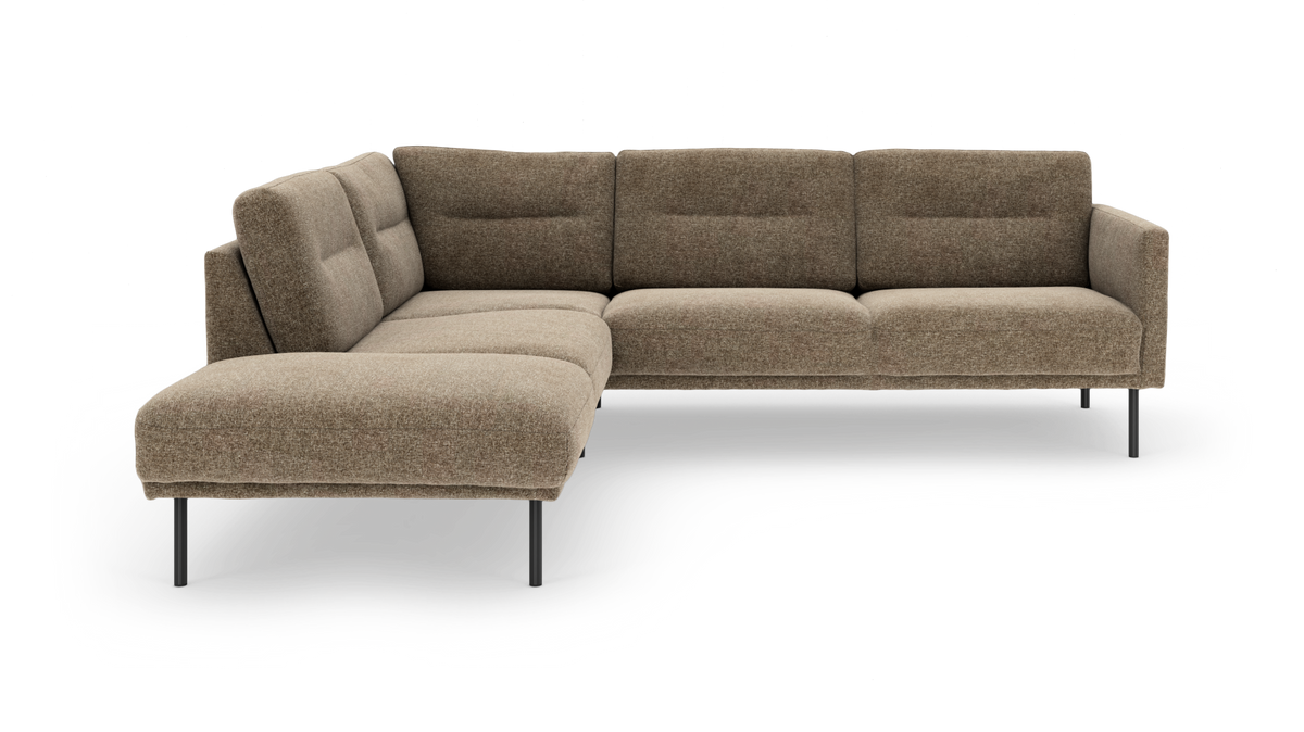 Brun L‑formet modulsofa med chaiselong til venstre og slanke metalben, frilagt på hvid baggrund.