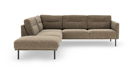 Brun L‑formet modulsofa med chaiselong til venstre og slanke metalben, frilagt på hvid baggrund.