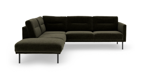 Mørkegrøn L‑sofa med metalben i moderne, lavt design frilagt på hvid baggrund.