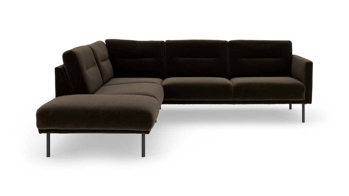 Mørkebrun L-formet modulsofa i stof med metalben, frilagt på hvid baggrund.