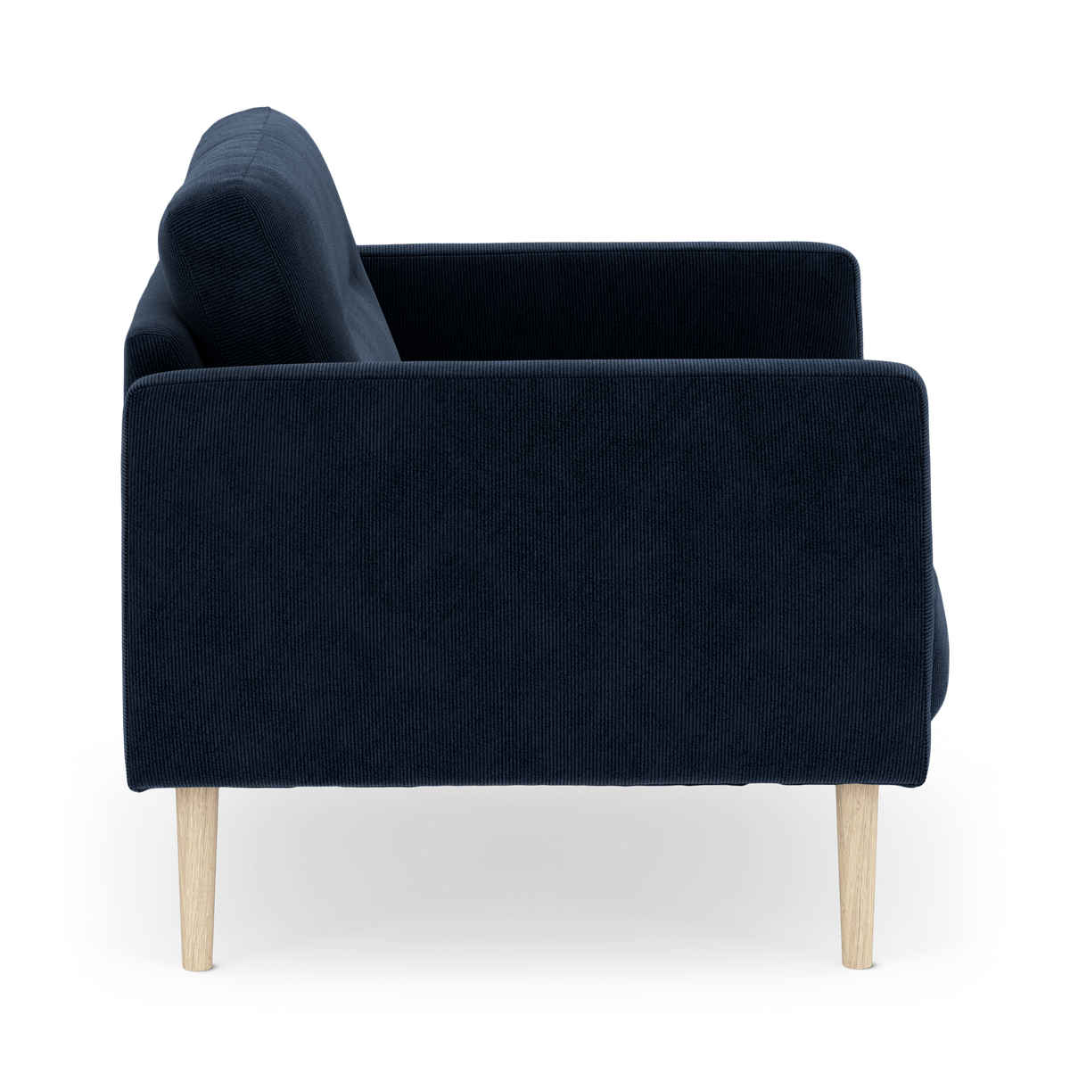 Mørkeblå stofsofa med lyse træben, set fra siden mod hvid studiobaggrund.