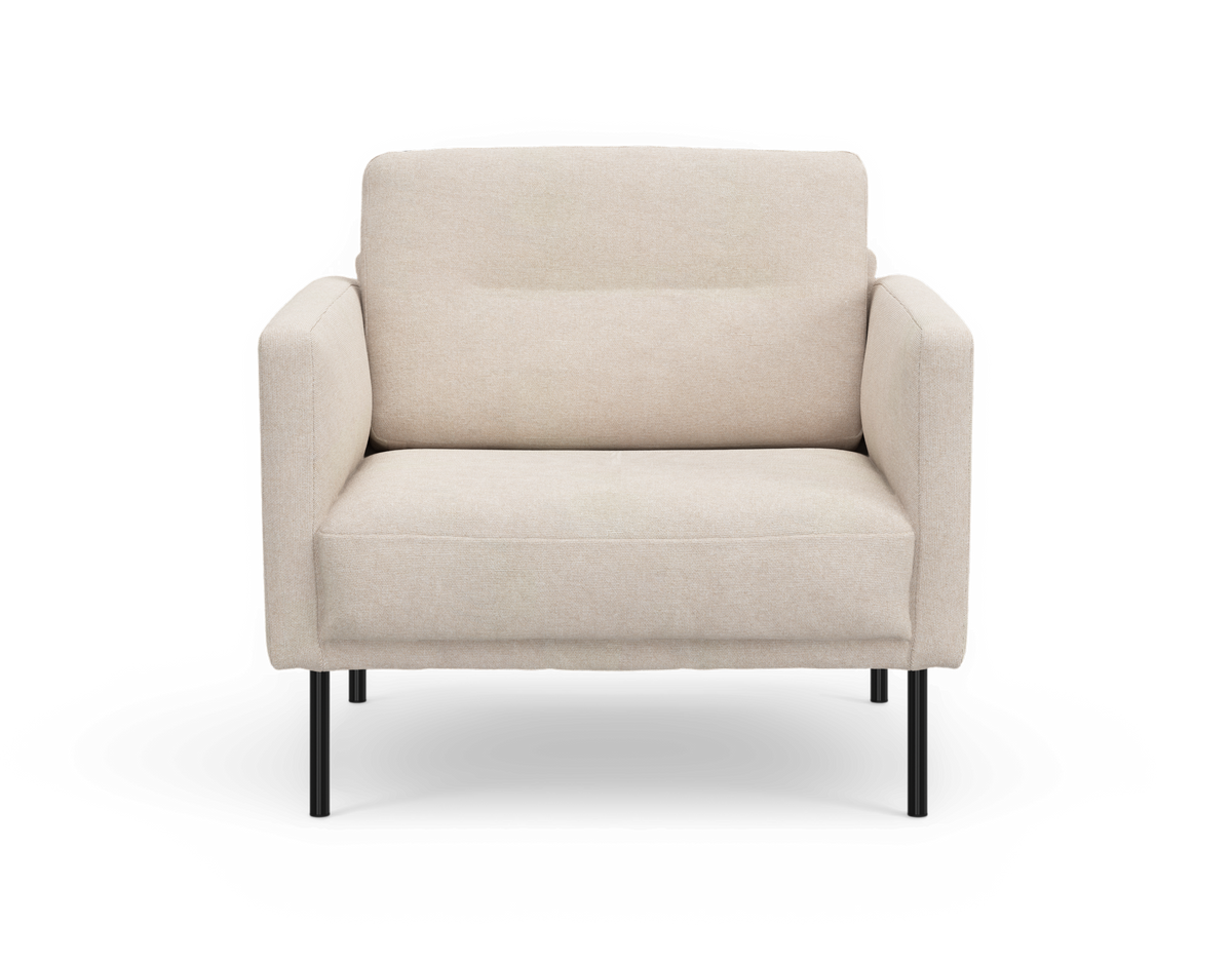 Beige lænestol med lige armlæn og slanke sorte ben, set forfra.