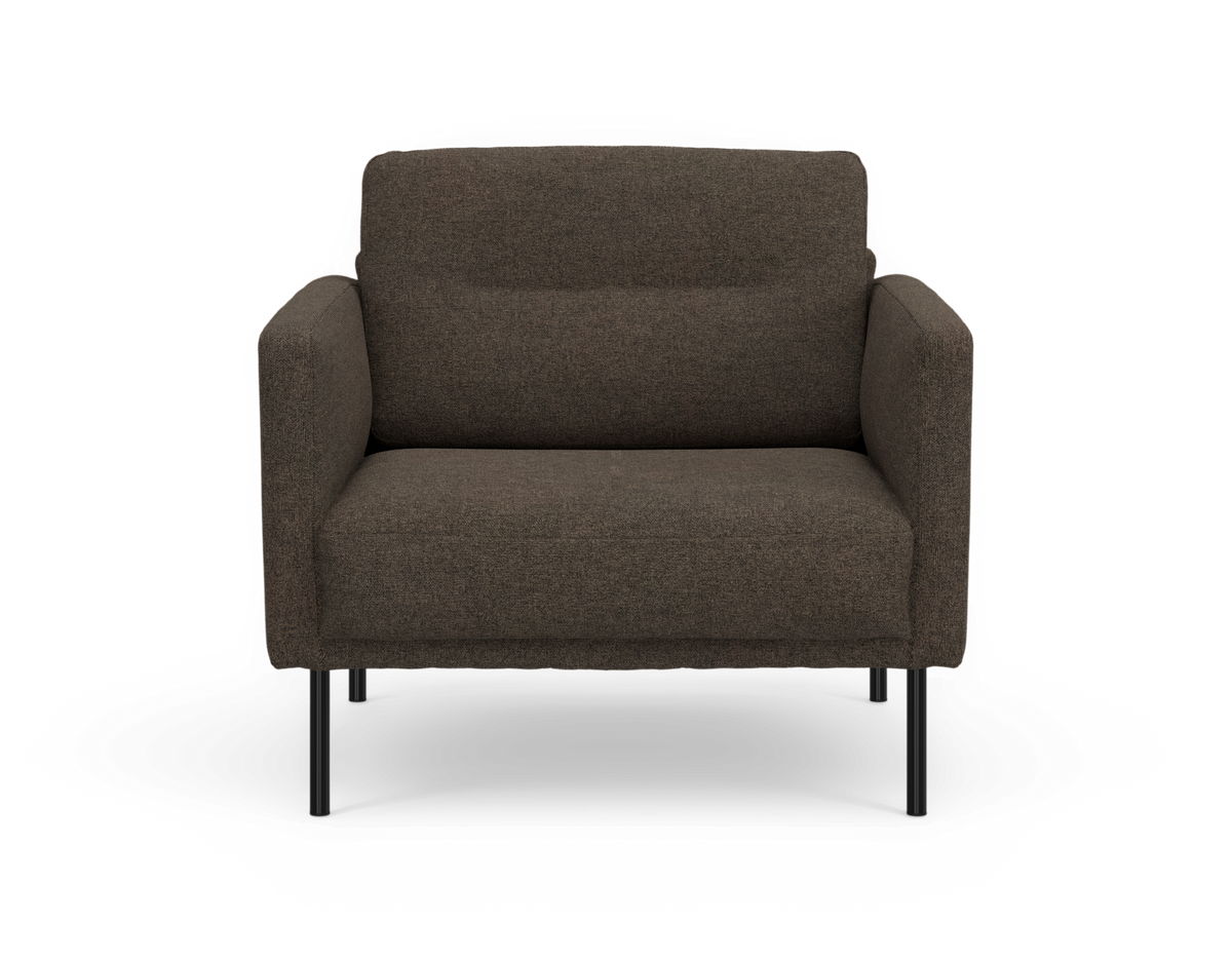 Mørkebrun lænestol i stof med slanke sorte metalben, set forfra.