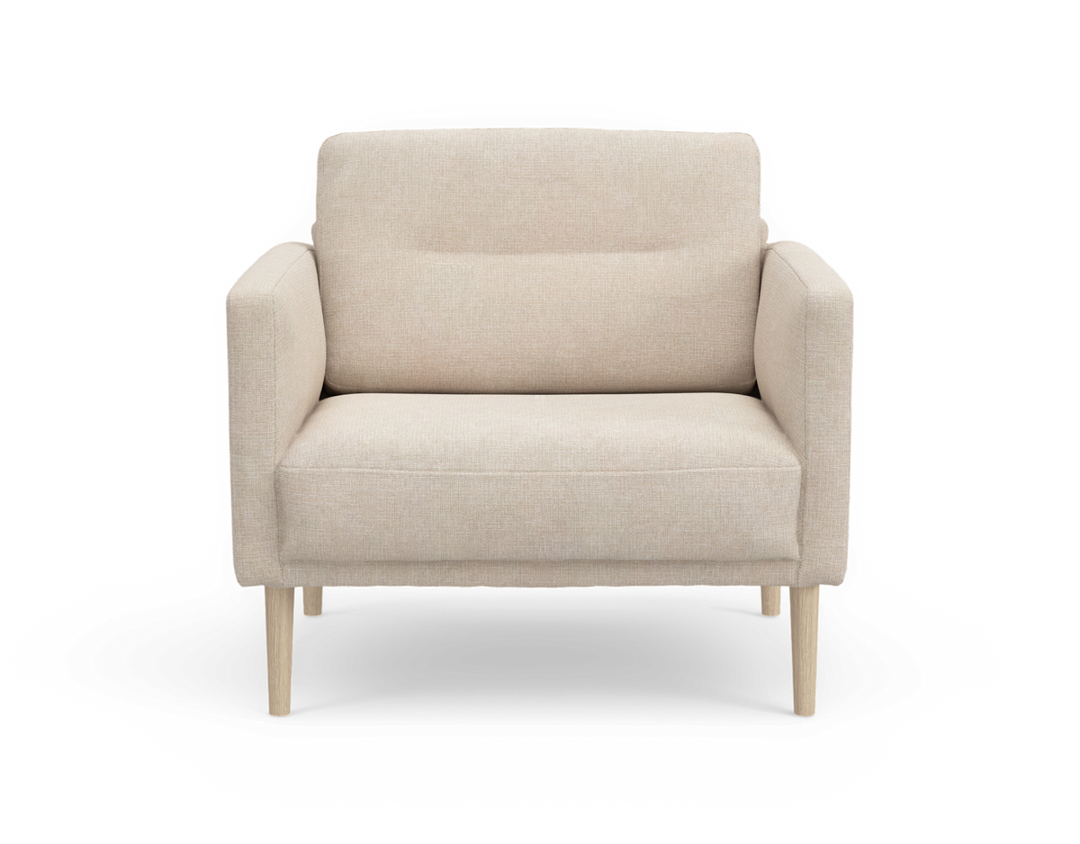 Beige lænestol i stof med slanke træben, frontvisning, fritlagt.