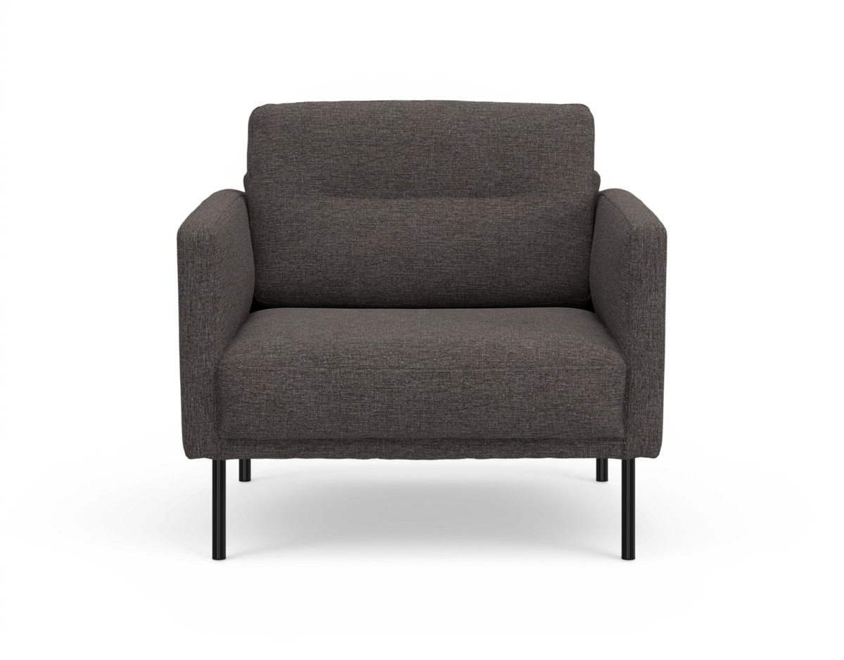 Mørkegrå stoflænestol med slanke sorte metalben, frontvisning på hvid baggrund.