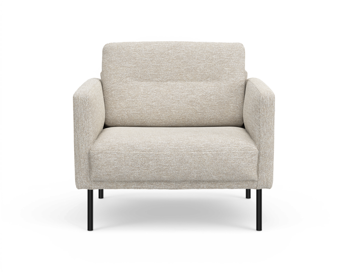 Beige lænestol i stof med sorte metalben, frontview, frilagt på hvid baggrund.