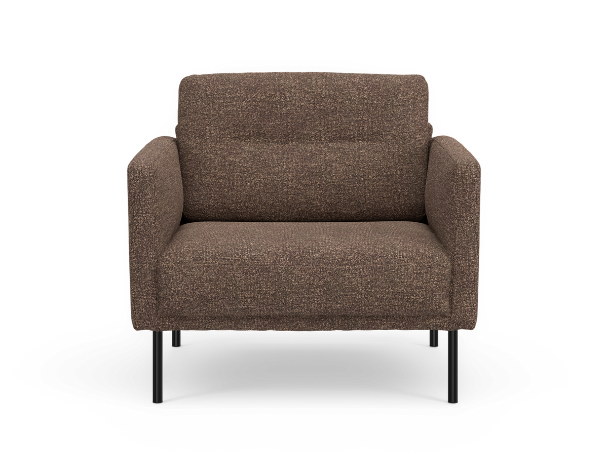 Brun lænestol i stof med slanke sorte ben, set lige forfra på hvid baggrund.