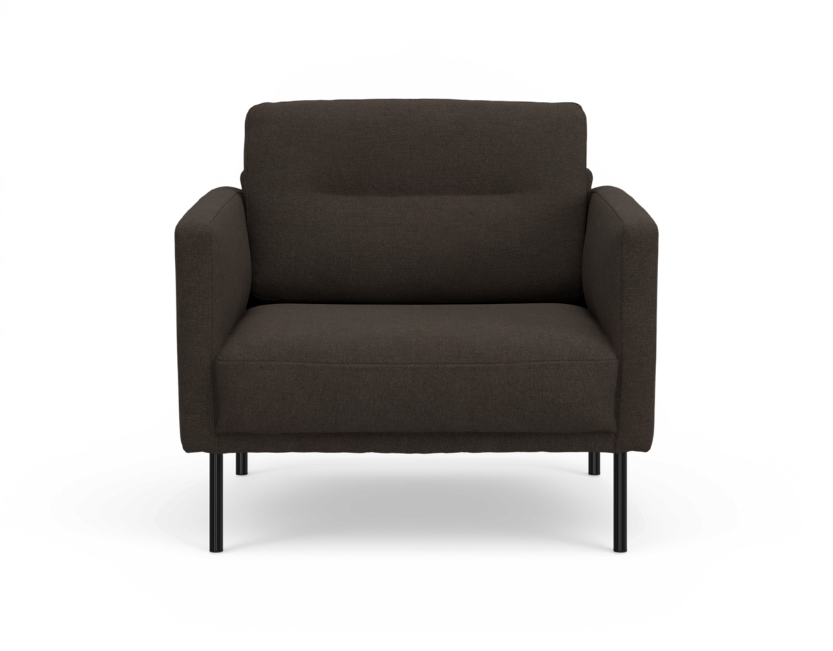 Mørkebrun lænestol i moderne, minimalistisk design med slanke sorte ben.