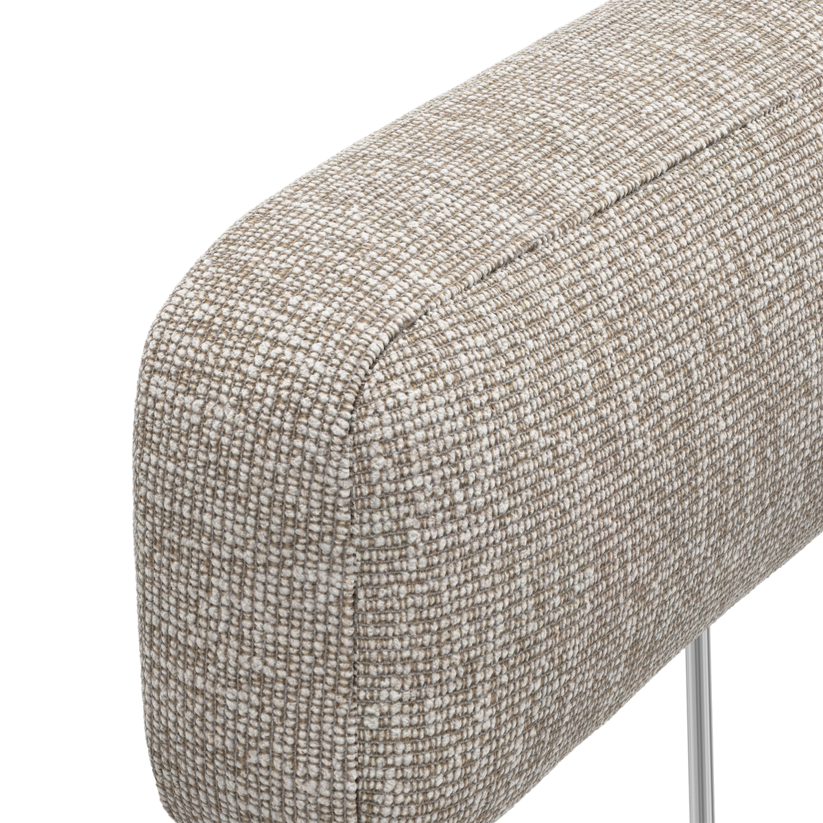 Nærbillede af beige tekstilsofa/bænk med afrundet armlæn og slankt metalben.