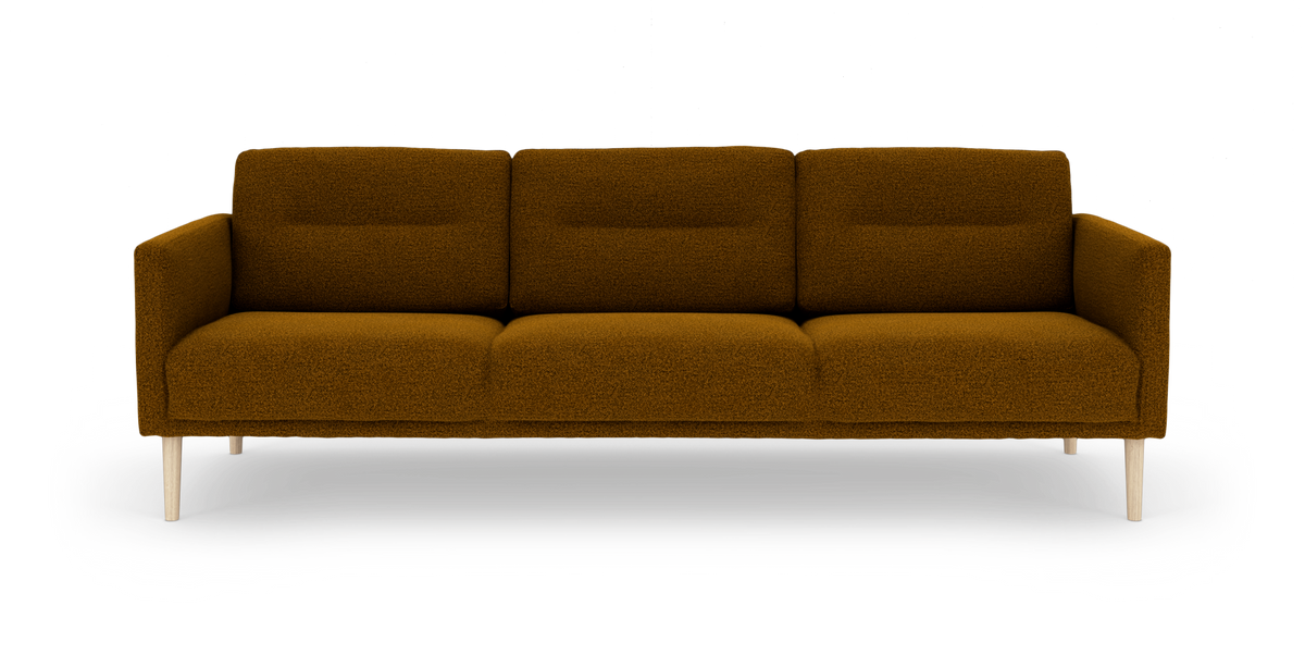 Brun okkergul tresæders sofa i boucléstof med lyse træben, fritlagt frontvisning.