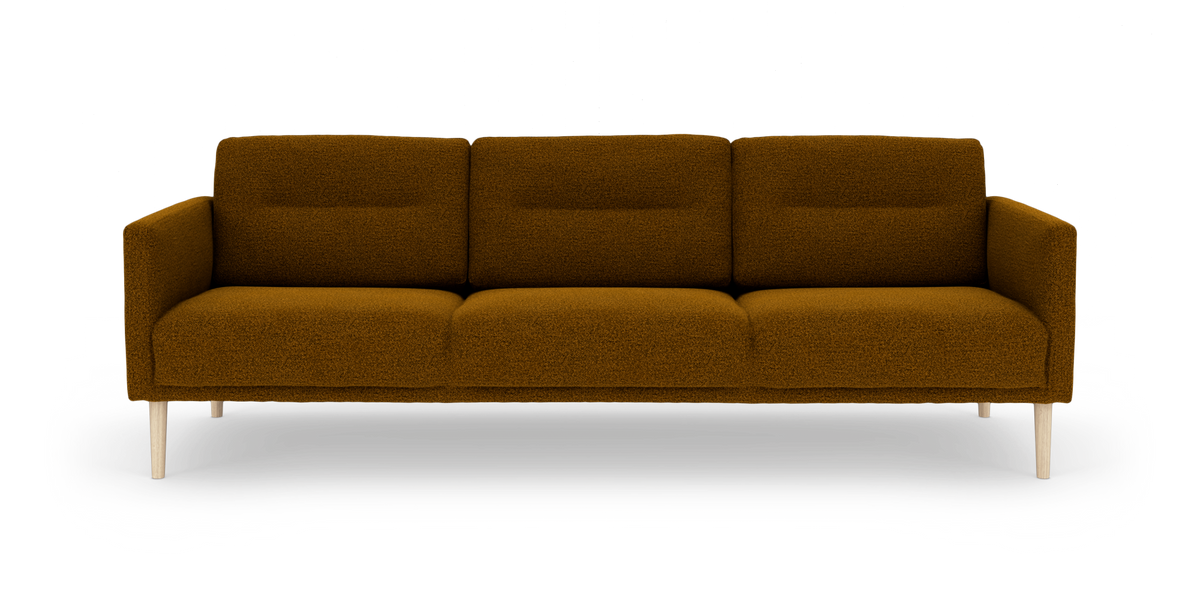 3-personers sofa i sennepsgul bouclé med lyse træben, set forfra.