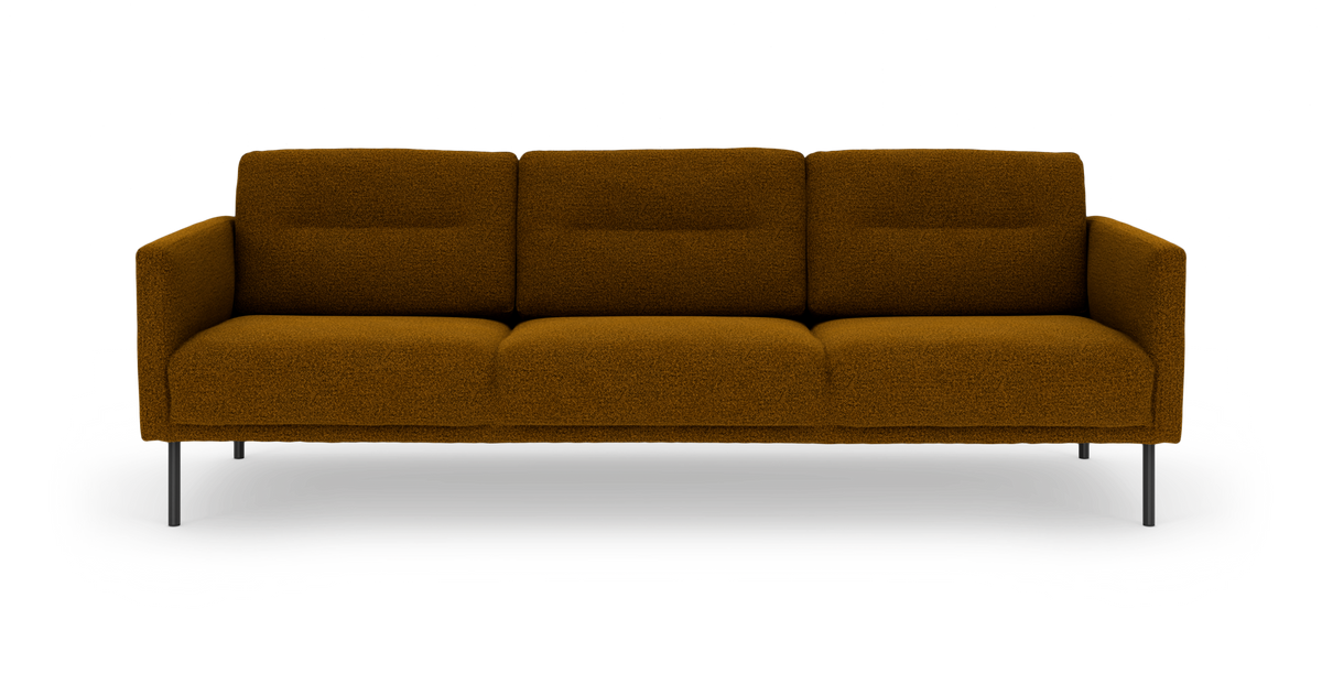 Moderne sennepsgul 3-personers sofa med slanke metalben, frilagt på hvid baggrund.