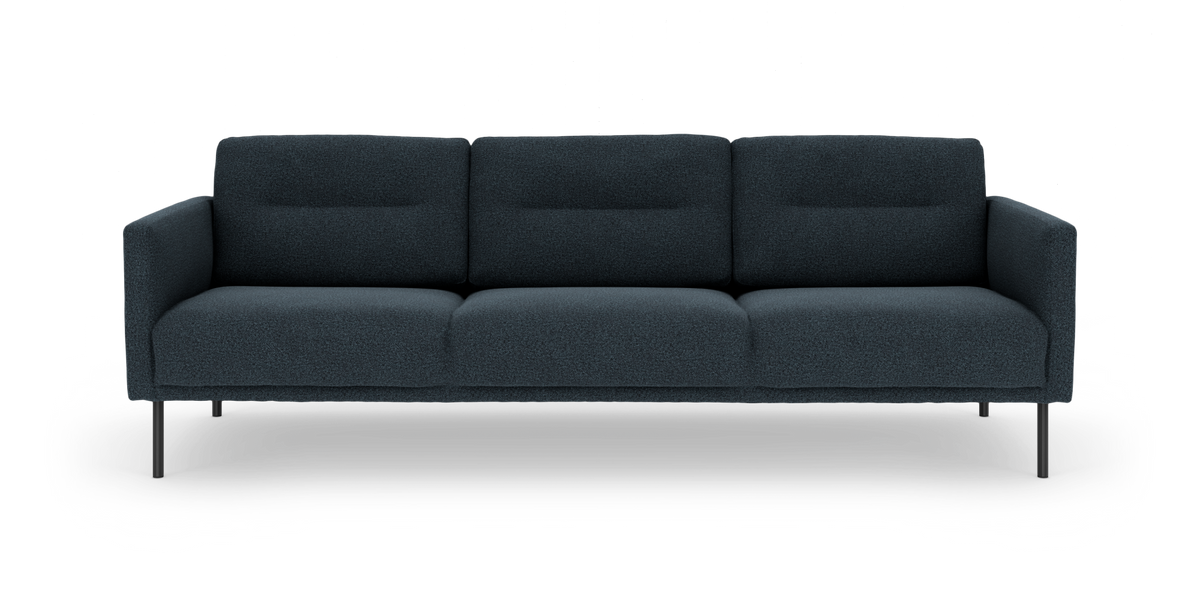 Mørkeblå tresæders sofa i moderne design med slanke sorte metalben, frontvisning.