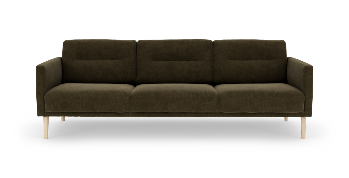 Mørkeolivengrøn 3-personers sofa i fløjl med lyse træben, frontvisning.