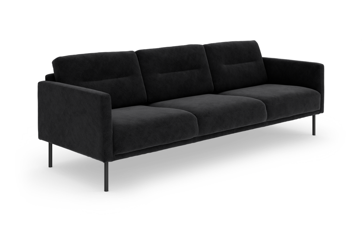 Sort 3-personers sofa i moderne, minimalistisk design med slanke metalben og bløde puder, fritlagt på hvid baggrund.