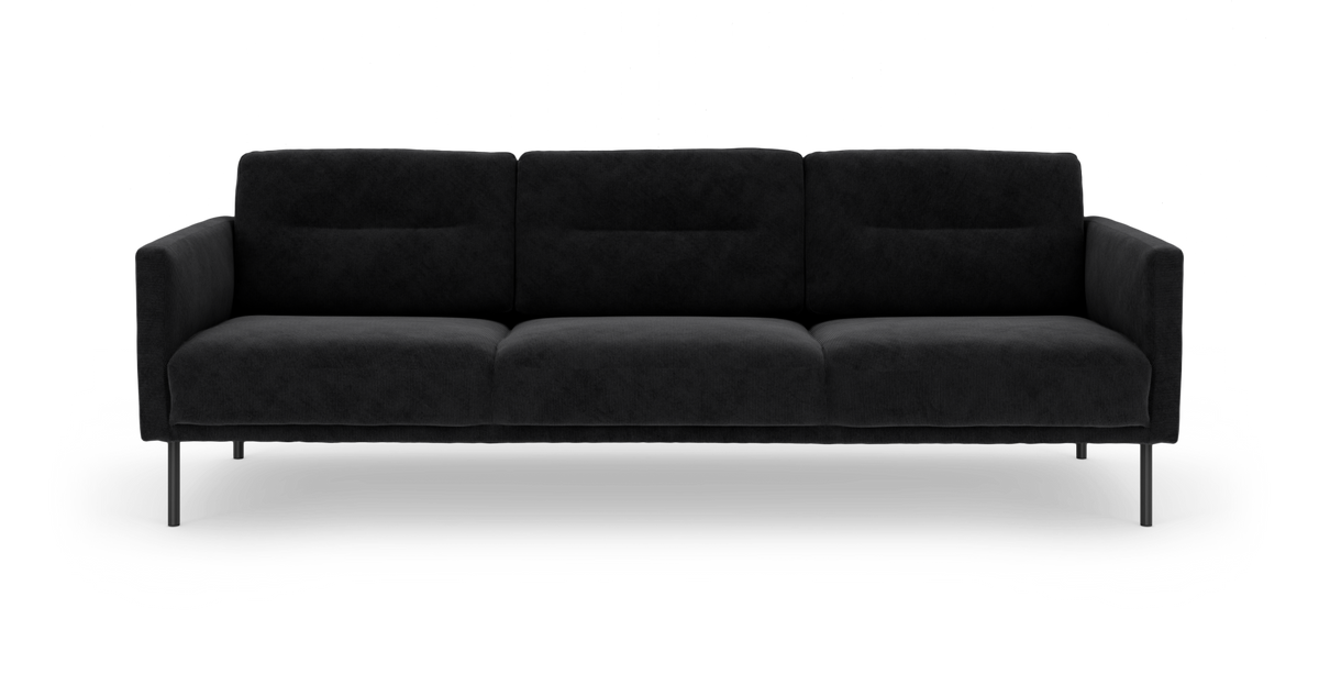 Sort 3-personers sofa med slanke metalben, fotograferet direkte forfra på hvid studiebaggrund.